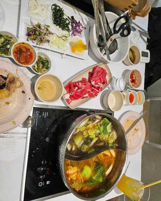 다양한 소스와 샤브샤브 재료들