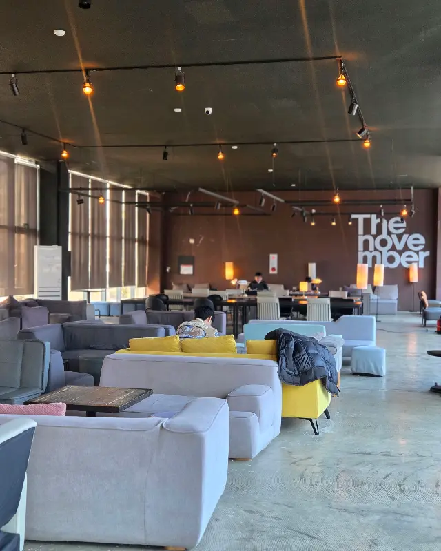 더노벰버 라운지 2층 내부