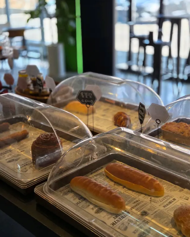 다양한 빵이 진열된 모습