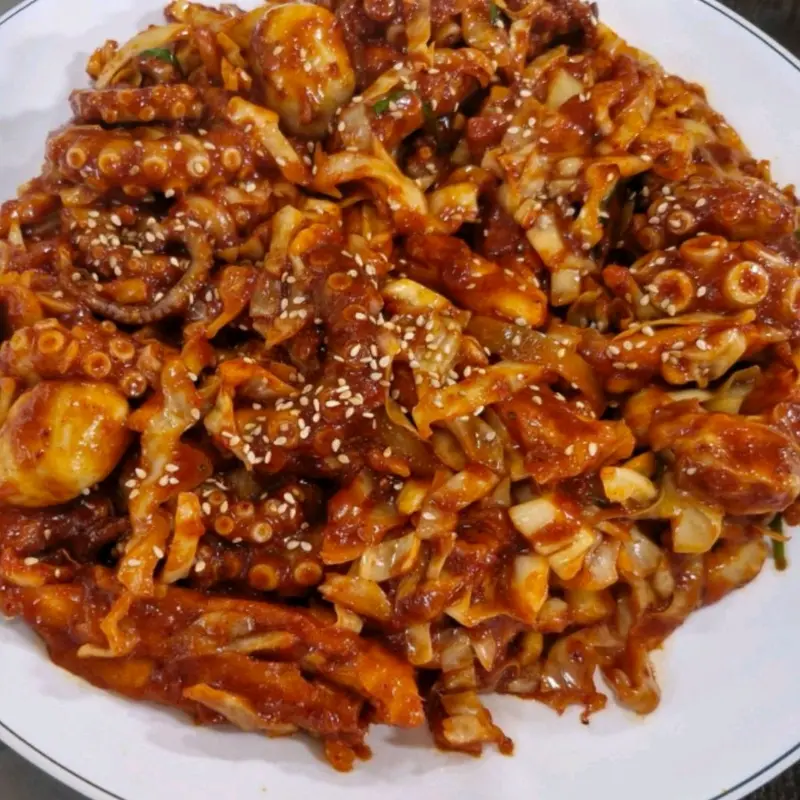 참깨가 듬뿍 뿌려진 낙지볶음