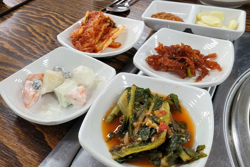 다양한 종류의 밑반찬 클로즈업 샷