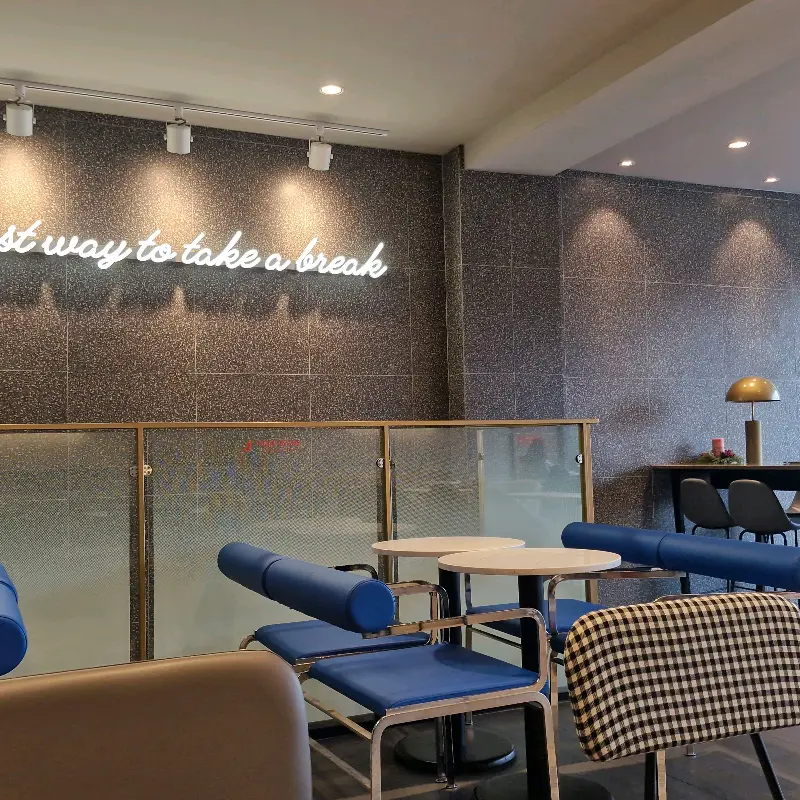 투썸플레이스 내부 인테리어