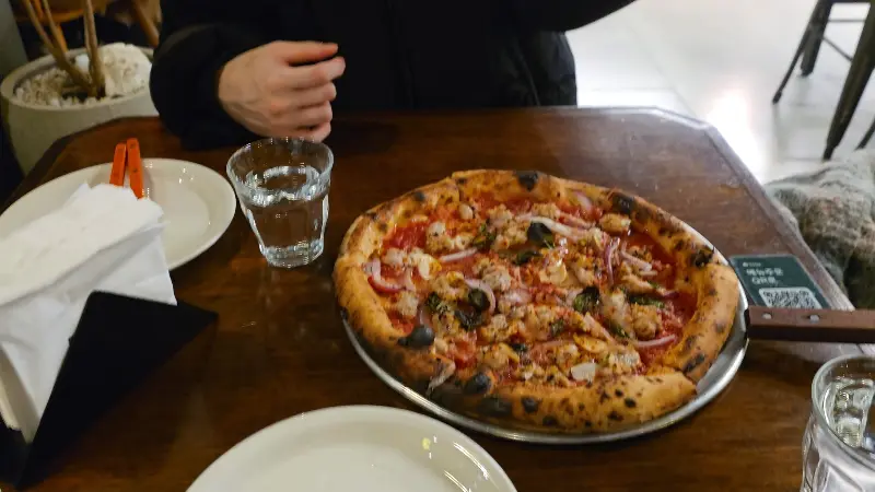 테이블 위에 놓인 피자