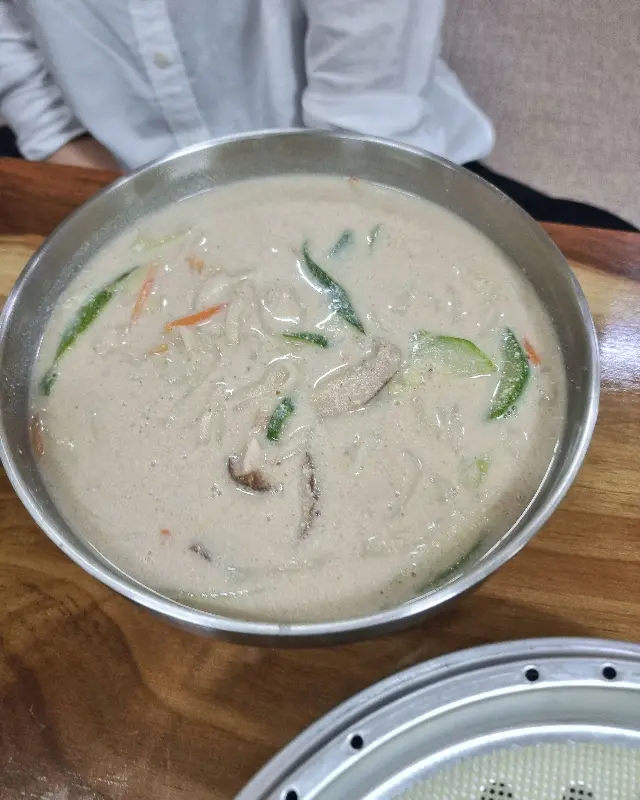 고소한 들깨 칼국수의 모습