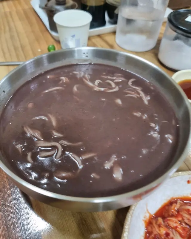 진한 팥칼국수의 모습