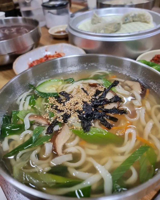 깔끔한 멸치 칼국수의 모습