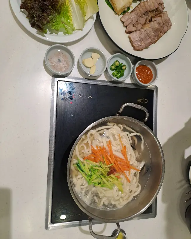칼국수와 보쌈이 함께 차려진 테이블