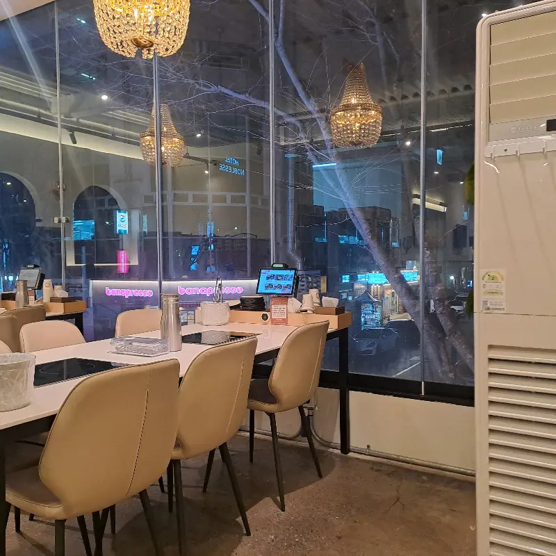 넓고 깔끔한 매장 내부