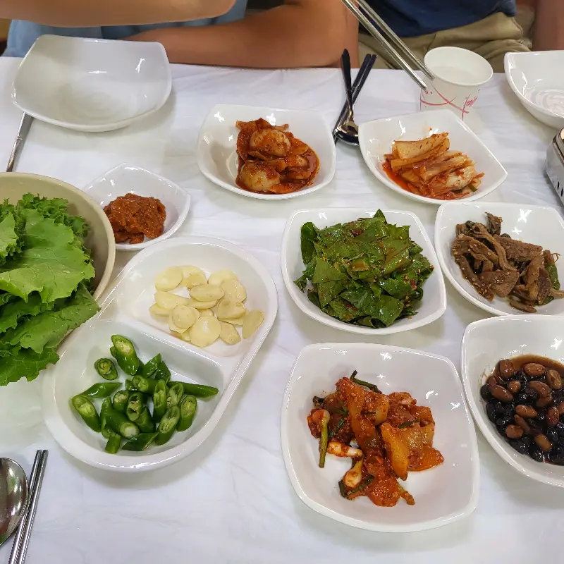 정갈하게 차려진 푸짐한 한상차림