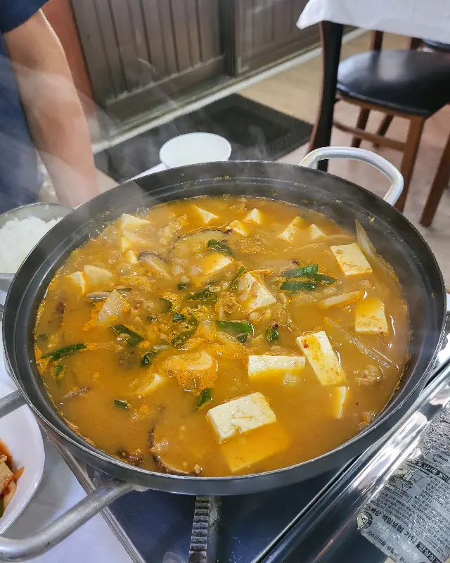 푸짐한 김치찌개