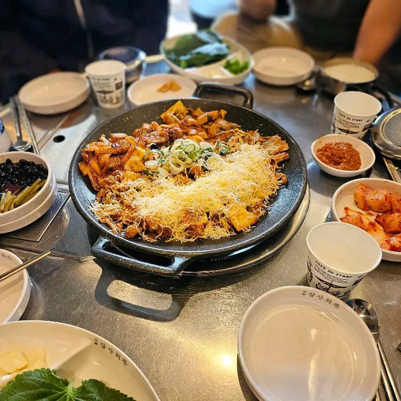 푸짐한 돼지김치구이 한 상 차림