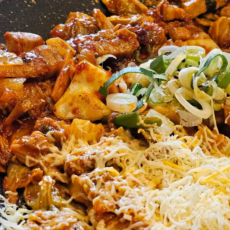 눈꽃 치즈가 듬뿍 올려진 돼지김치구이