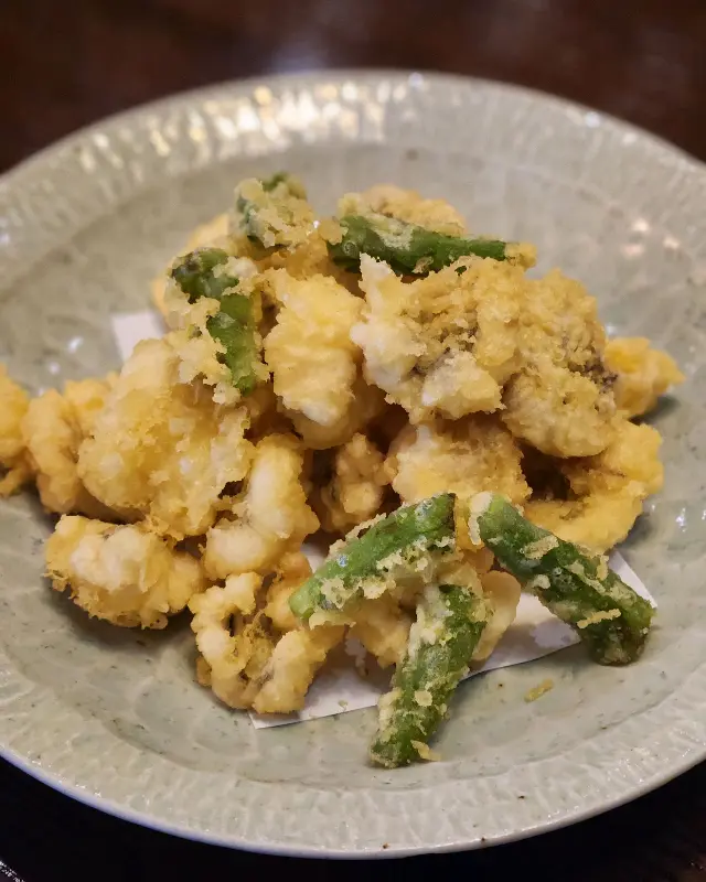 바삭하게 튀겨진 낙지 튀김