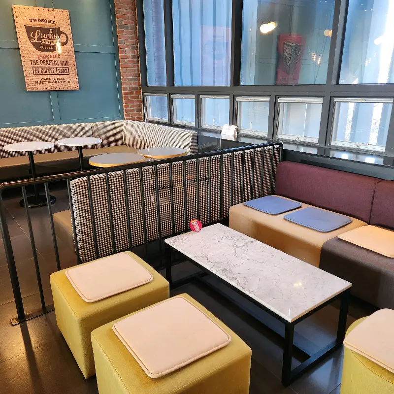 투썸플레이스 영천시청점 내부 좌석