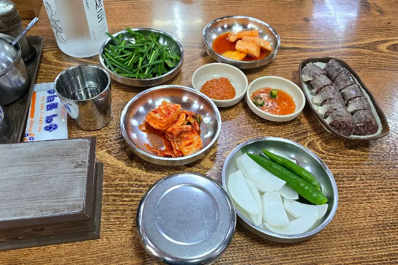 순대와 곁들임 반찬들의 조화