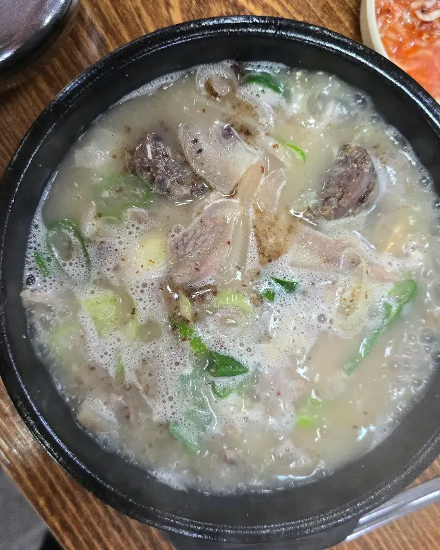 뚝배기에 담겨 보글보글 끓는 순대국밥