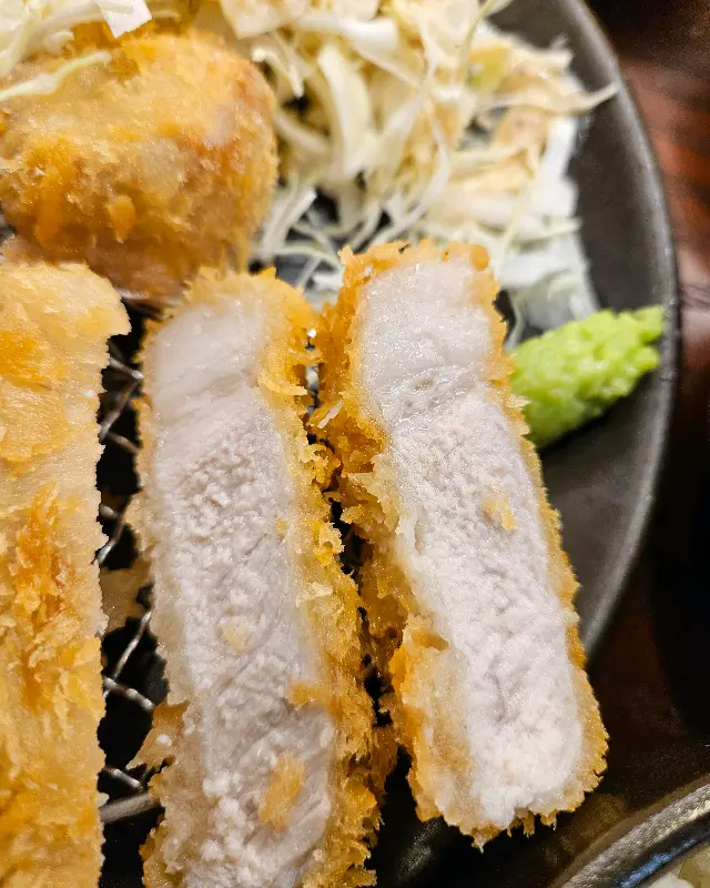 두툼한 등심 돈까스의 단면