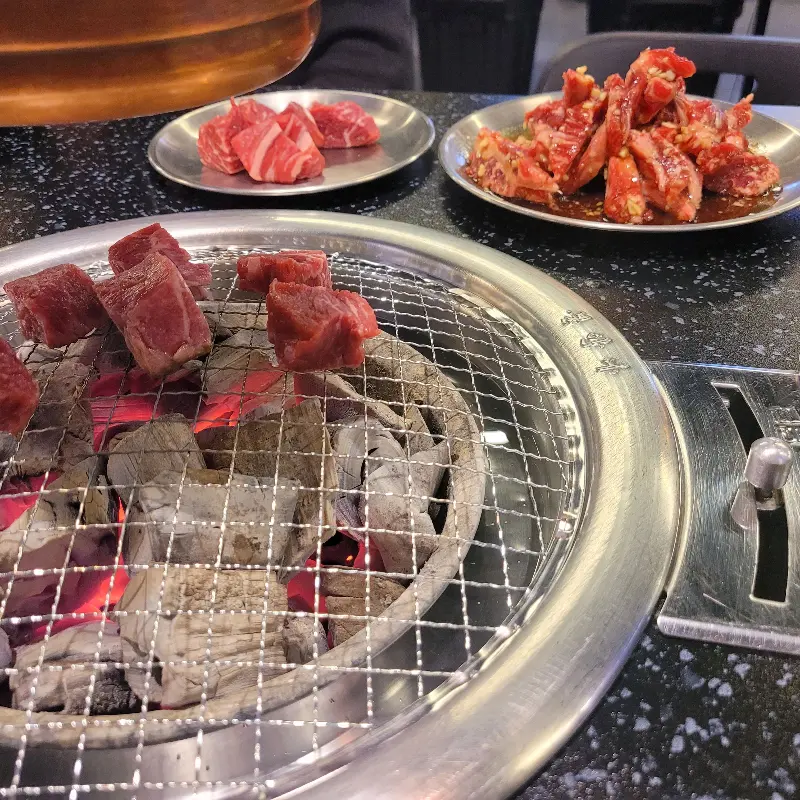 숯불 위에서 익어가는 깍둑 꽃갈비살