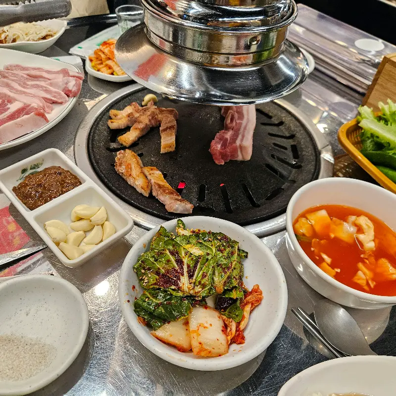 다양한 밑반찬과 돼지고기