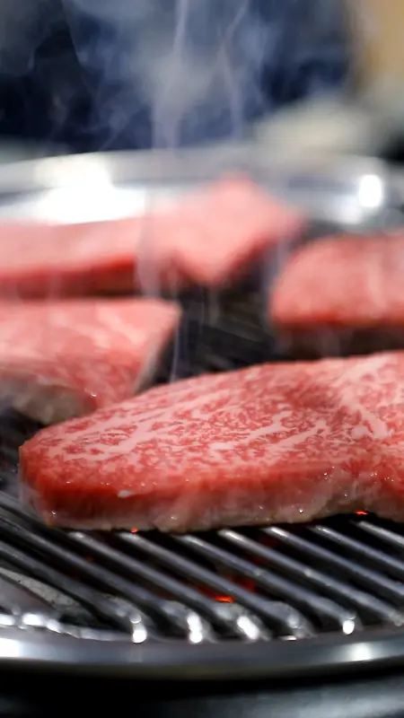 숯불 위에서 맛있게 익어가는 갈비살