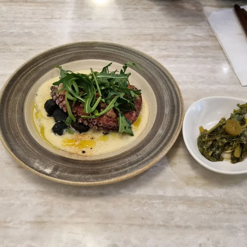 돌문어 요리의 아름다운 플레이팅