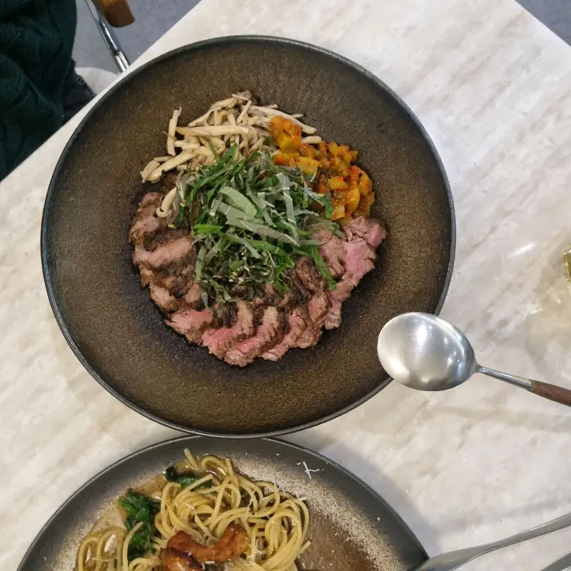 소갈비와 파스타의 조화로운 모습