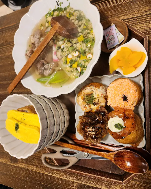 유부초밥과 우동이 한 상 차림으로 제공되는 모습