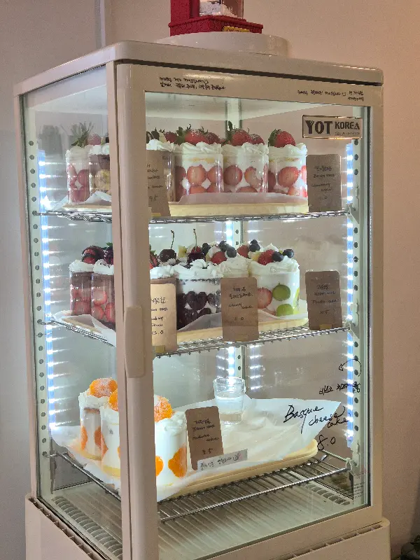다양한 종류의 케이크가 진열된 쇼케이스