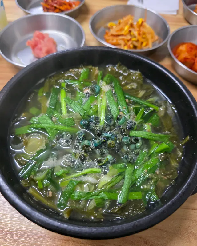 다슬기가 듬뿍 들어간 맑은 다슬기 해장국