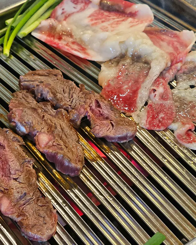 숯불 위에서 익어가는 육즙 가득한 한우