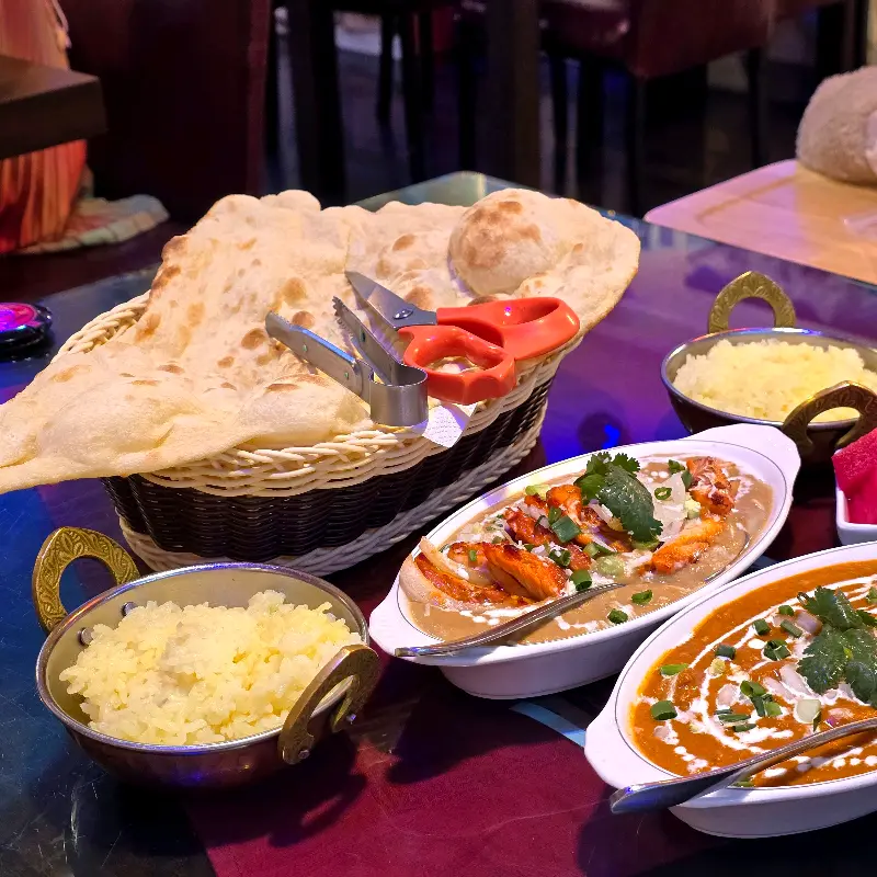 테이블 가득 차려진 인도 음식