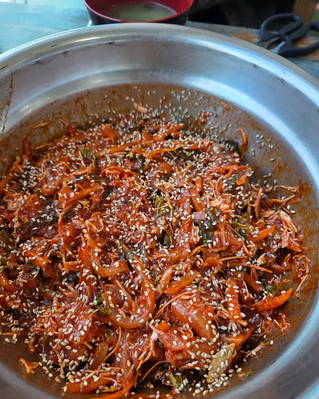 양푼에 가득 담긴 물회의 모습