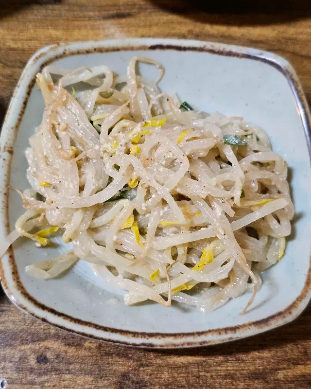 정갈하게 담긴 콩나물 무침