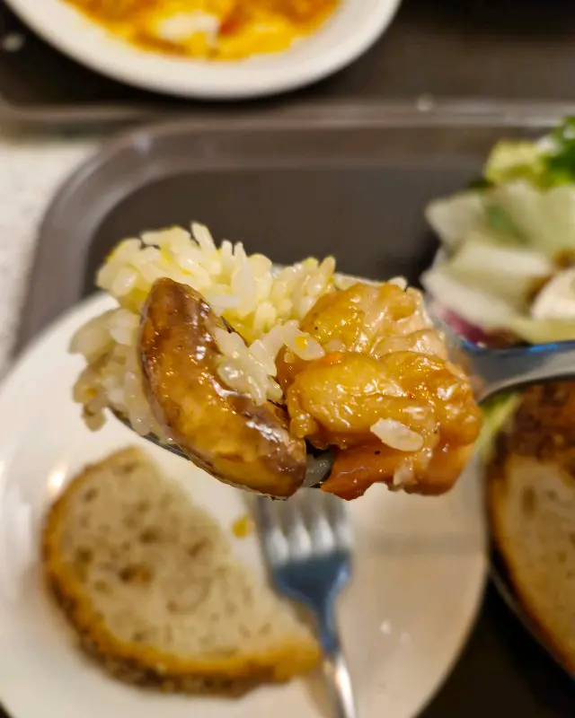 데리야끼 치킨 라이스를 한 입 가득