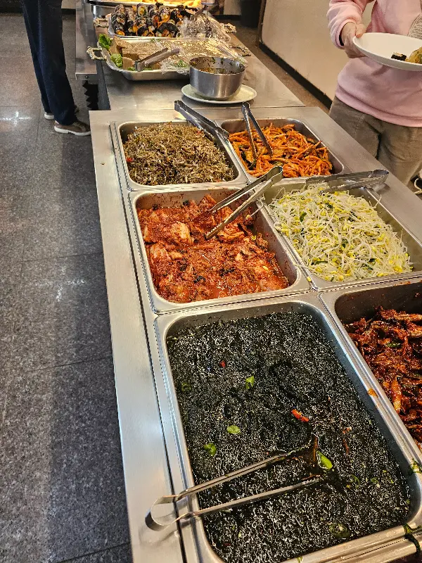 다양한 뷔페 메뉴