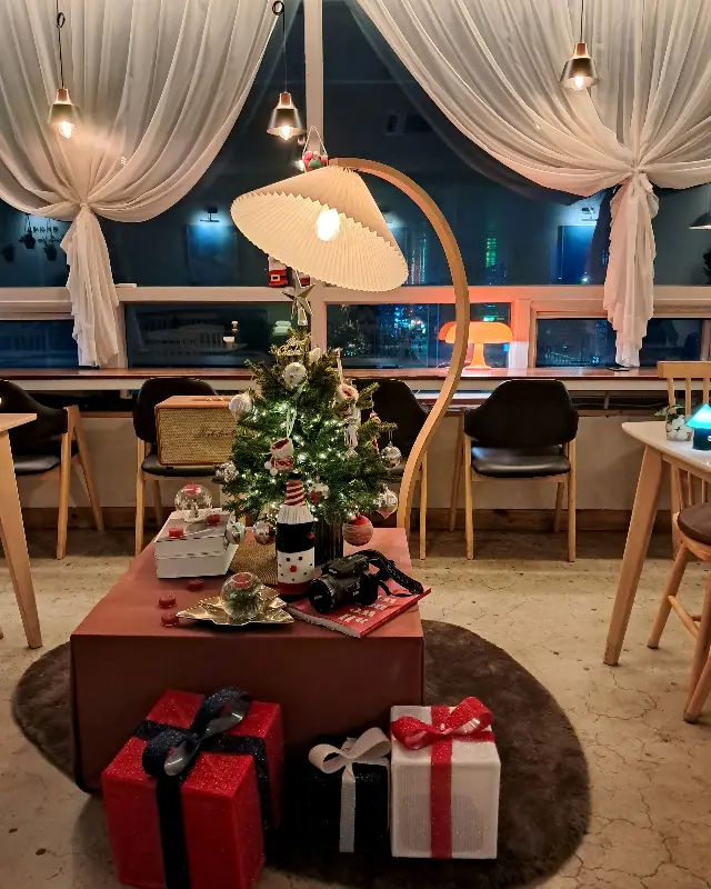 따뜻한 조명이 감도는 파스타인카페 내부