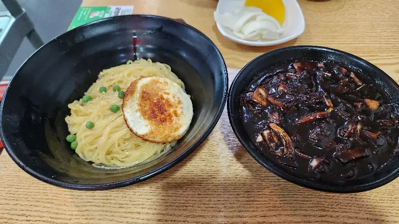 윤기가 흐르는 짜장면