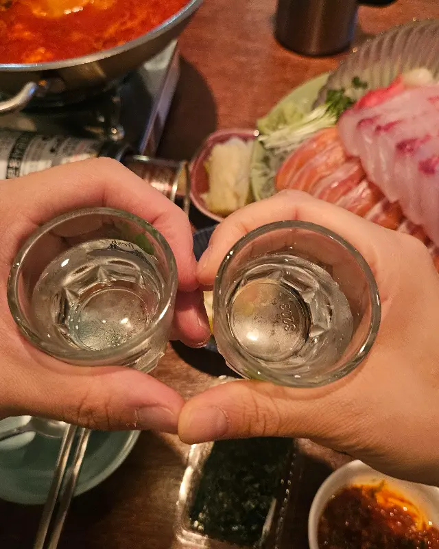 술잔을 기울이며