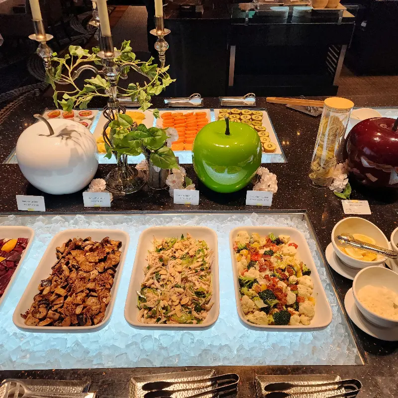 뷔페 코너에 진열된 다양한 샐러드와 채소들