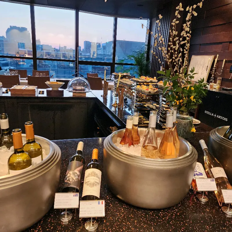 다양한 와인들이 얼음통에 담겨 진열된 모습