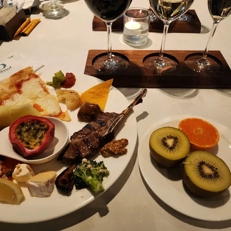 테이블 위에 놓인 와인잔과 다양한 음식들