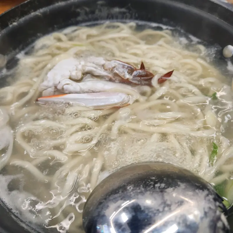 꽃게가 통째로 들어간 해물 칼국수