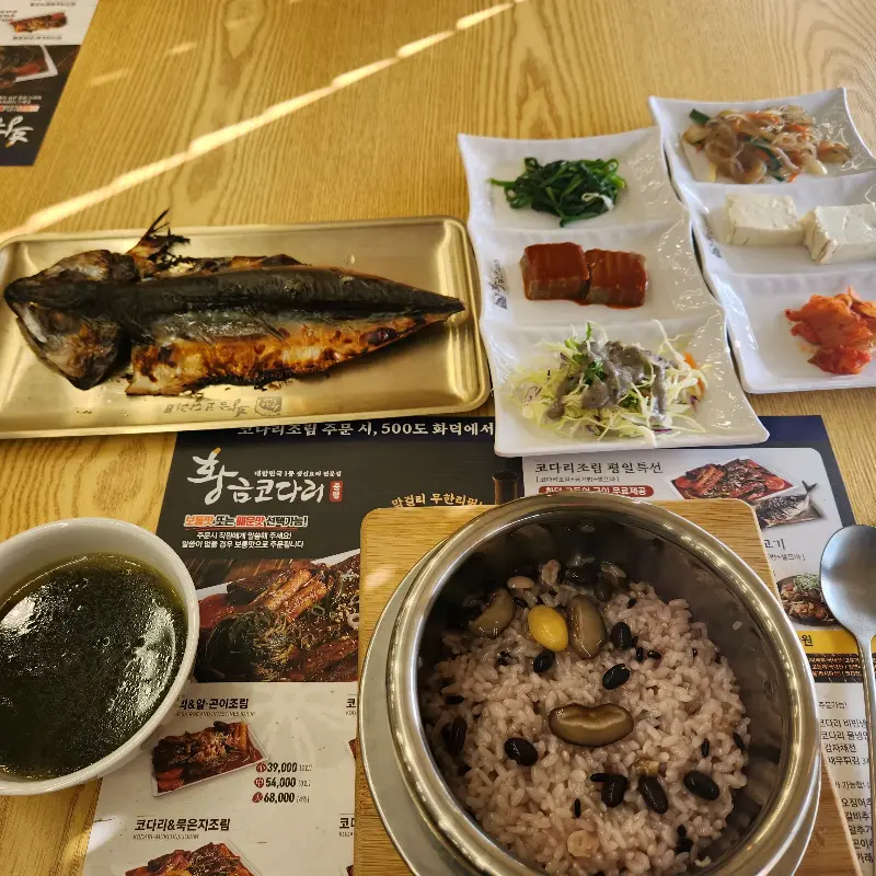 정갈하게 담겨나온 기본 반찬들