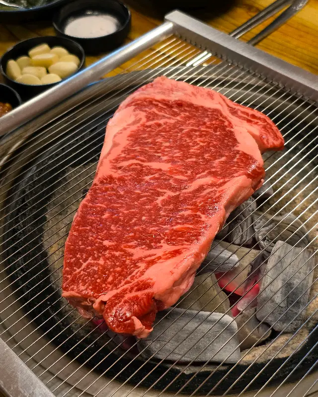 선명한 마블링을 자랑하는 꽃등심