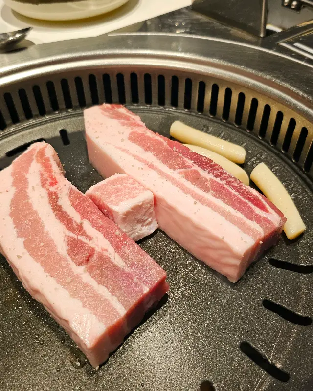 불판에 올려진 삼겹살