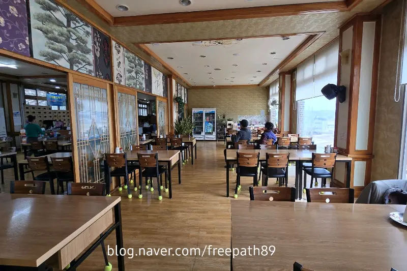 넓고 쾌적한 식당 내부