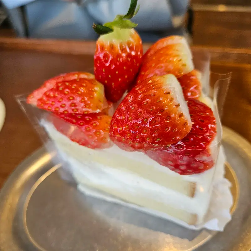 딸기가 듬뿍 올라간 생딸기 초코케이크