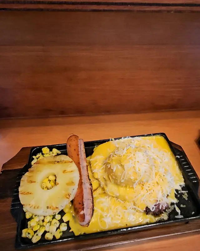 스테이크와 곁들임 메뉴 이미지