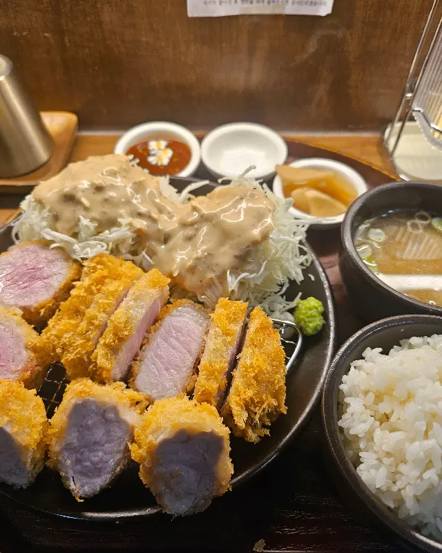 돈까스, 샐러드, 밥, 미소시루가 담긴 쟁반