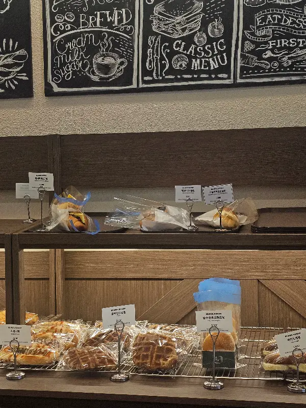 다양한 빵이 진열된 쇼케이스